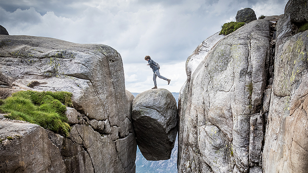 Валун Кьерагболтен непостижимым образом застрял расщелине на высоте 984 метра на краю горы Кьераг в Люсе-фьорде, в Норвегии. Этот камень так и манит туристов для селфи.