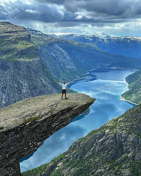 Скала "Язык Тролля" на горе Скьеггедаль в Норвегии привлекает туристов своими невероятными видами. Каменный выступ возвышается над озером Разенган на высоте 700 метров. 