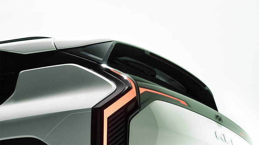 Серийный кроссовер Kia EV3 показался на тизерах в преддверии скорой премьеры5