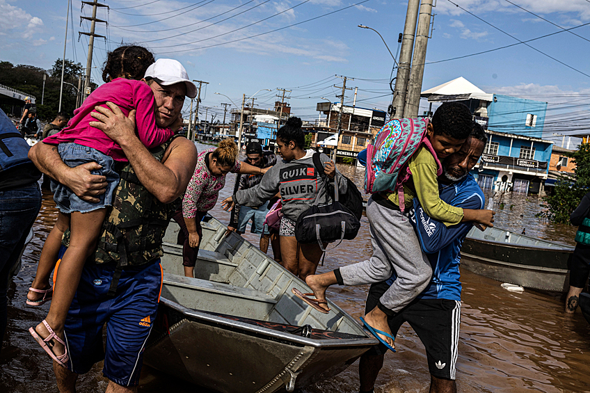 Группа людей спасена в затопленном районе Порту-Алегри