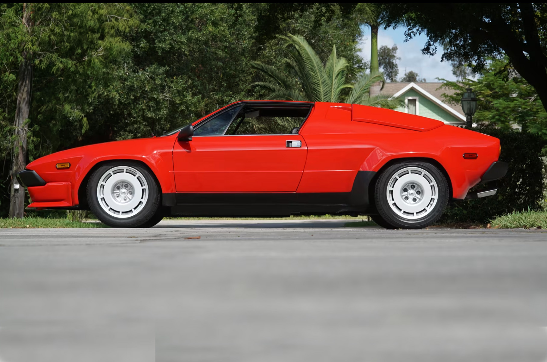 С молотка пустят редкий 40-летний Lamborghini в кузове тарга3
