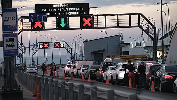Сотни автомобилей скопились на подъездах к Крымскому мосту