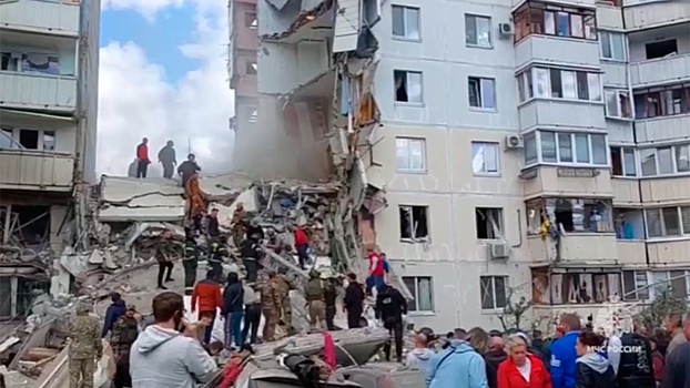 Сотрудники МЧС не пострадали при обрушении крыши в Белгороде