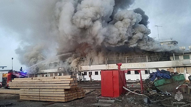 Спасатели потушили пожар на теплоходе «Ломоносов» в Архангельске