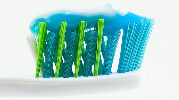 Стоматолог заявил, что часто чистить зубы вредно