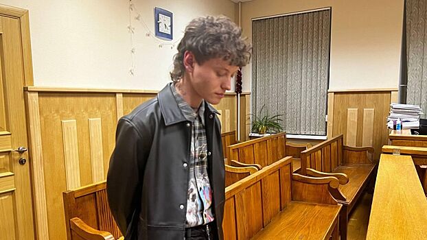 Сжегшему российский паспорт певцу продлили арест