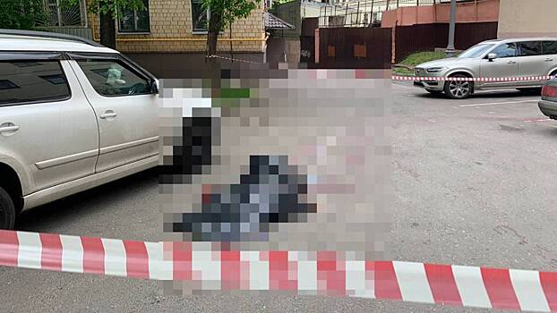 Тело мужчины с ножевым ранением нашли возле дома в центре Москвы