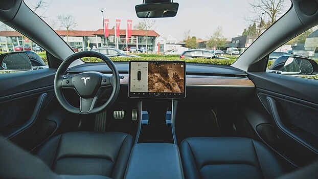 Tesla отзывает более 100 тысяч автомобилей из-за неисправности