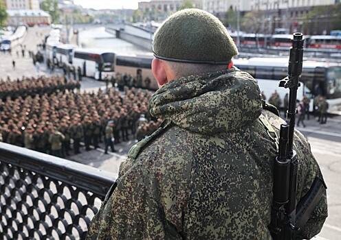 Участник парада Победы сделал предложение девушке перед маршем в Москве