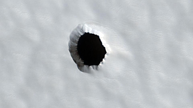 Ученые NASA выдвинули гипотезу о происхождении темного кратера на Марсе