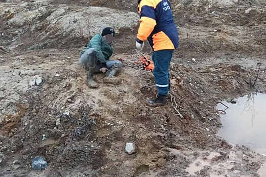 В Магадане ребенок по пояс застрял в грязи возле дома