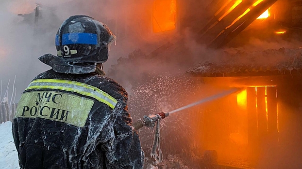 В Москве на территории завода начался сильный пожар