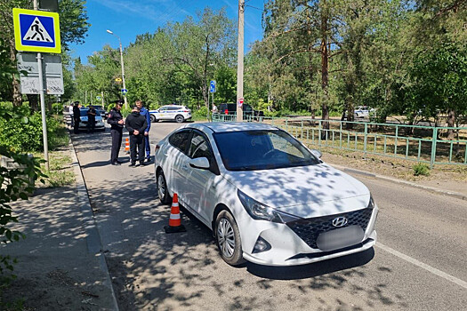 В Волжском водитель иномарки сбил сразу двух школьниц на переходе