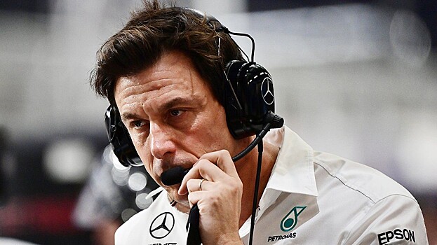 Вольф отреагировал на слова Хорнера о переходе 220 сотрудников Mercedes в Red Bull