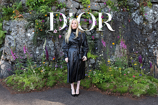 Дочь Клаудии Шиффер пришла на показ Dior в кожаном тренче