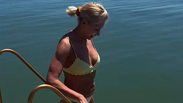 61-летняя Алена Свиридова показала фигуру в купальнике
