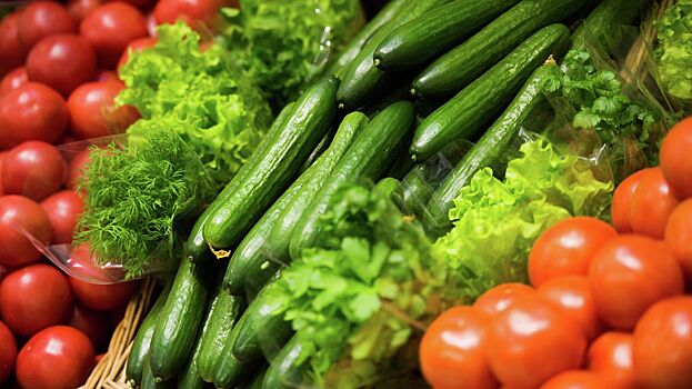 Агроном рассказал, как правильно покупать в июне овощи и фрукты