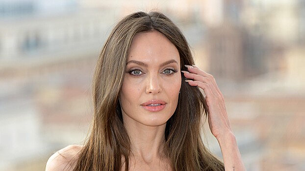 Анджелина Джоли показала фигуру в бархатном платье с декольте