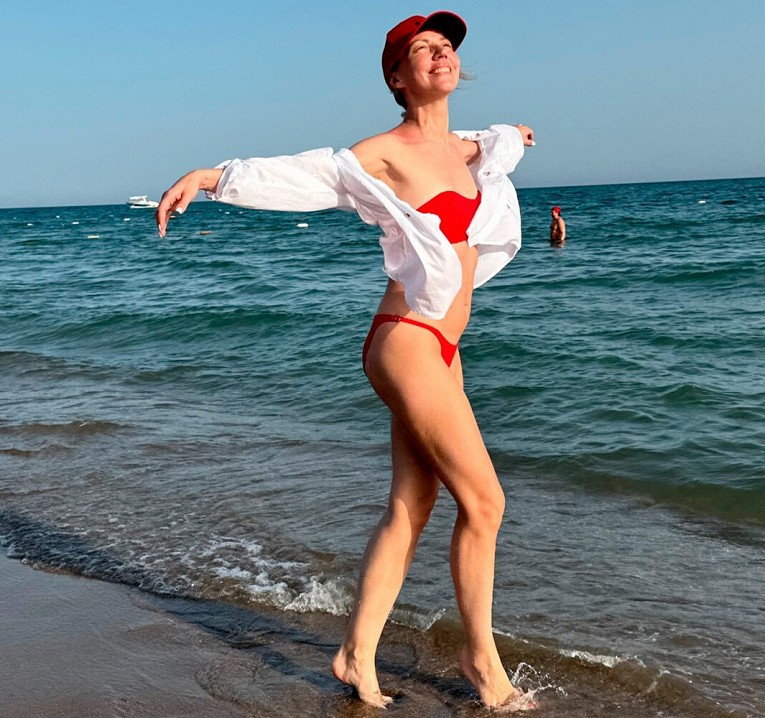 Актриса Галина Боб показала фигуру в красном купальнике1