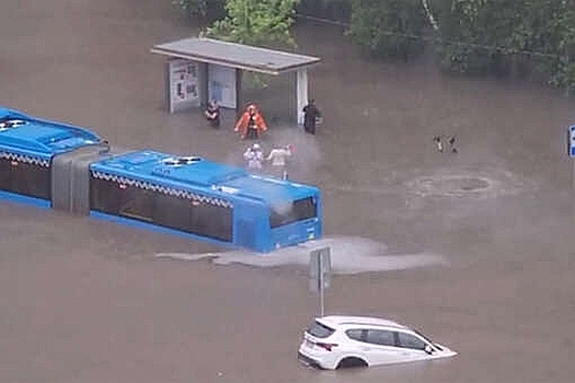 Автобус в Москве ушел под воду после мощного ливня