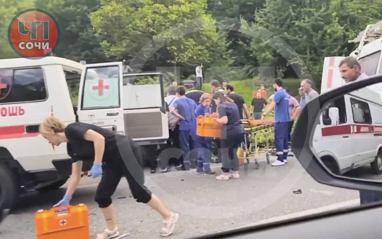 Автобус с туристами из России попал в серьезное ДТП в курортной стране1