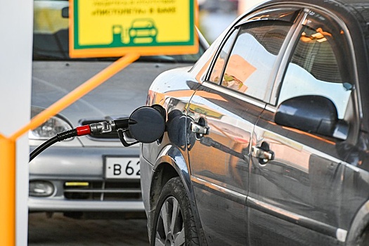 Автоэксперт объяснил, почему опасно заправлять полный бак бензина в жару