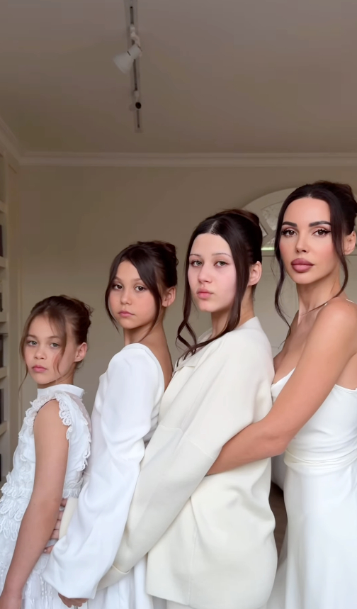 Блогер Оксана Самойлова показала трех дочерей от Джигана в белых платьях1