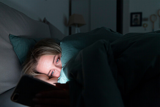 Ученые выяснили, вредно ли пользоваться телефоном перед сном