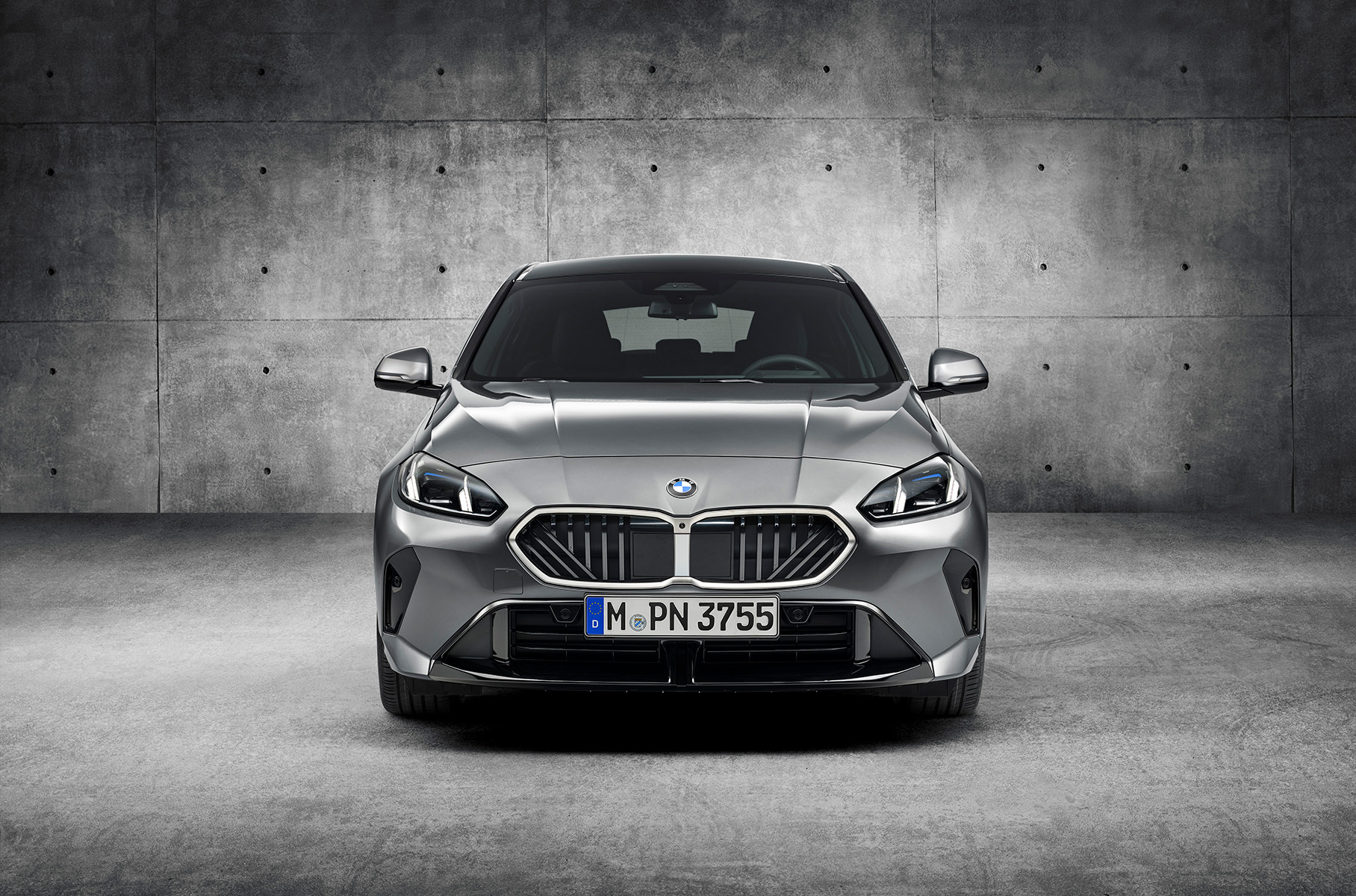 BMW 1 Series сменил поколение, лишился «механики» и буквы i8