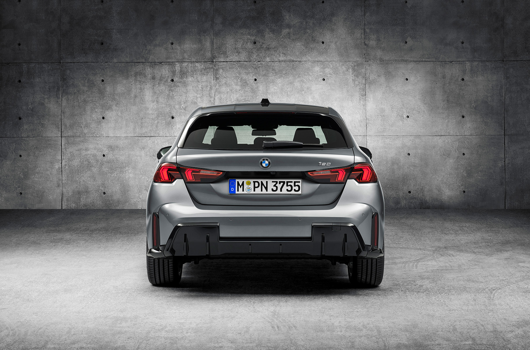 BMW 1 Series сменил поколение, лишился «механики» и буквы i9