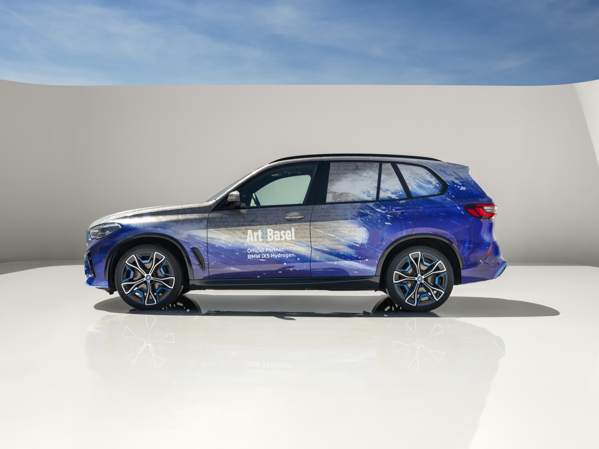 BMW iX5 Hydrogen превратили в арт-кар3