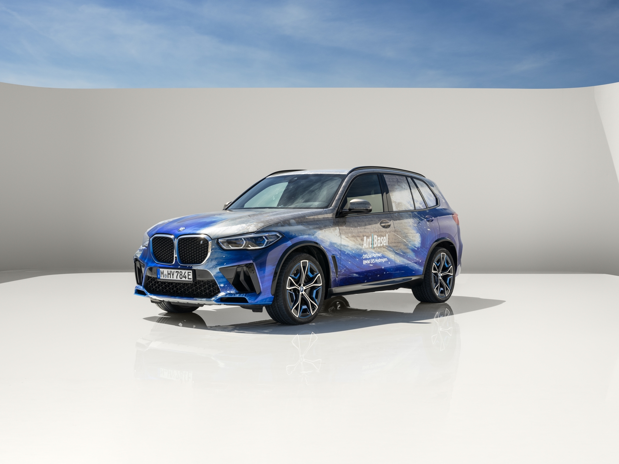 BMW iX5 Hydrogen превратили в арт-кар2