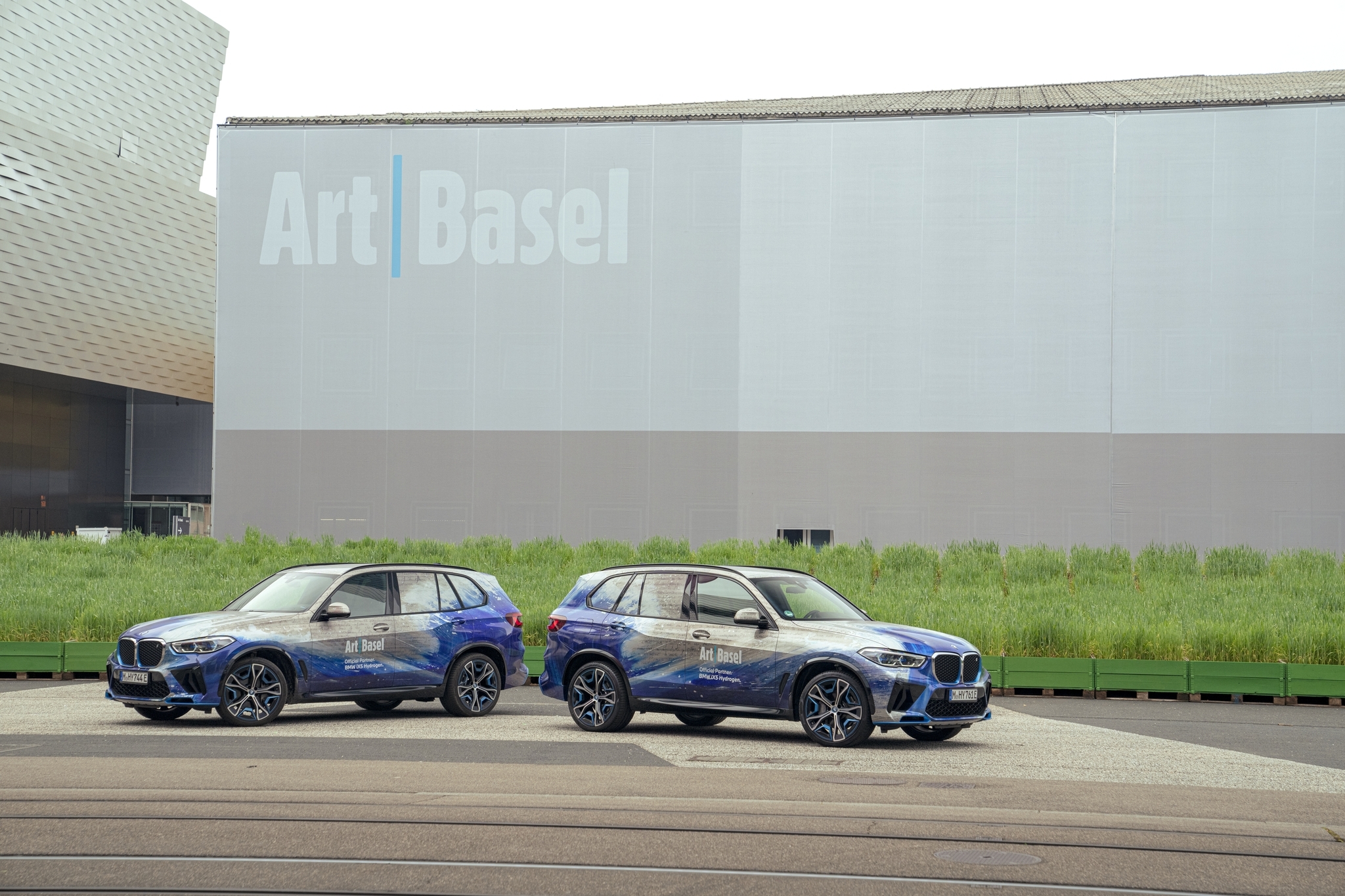 BMW iX5 Hydrogen превратили в арт-кар1