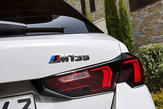BMW M135 получил новую эмблему. Она почти такая же, как у M1