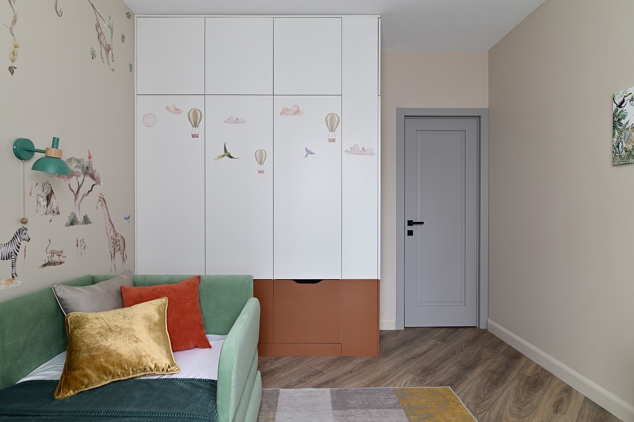 Четыре комнаты для семьи с двумя детьми. Как дизайнеры переделали квартиру с ремонтом 2000-х? Фото до и после24