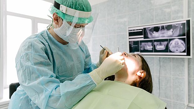 Стоматолог развеял четыре мифа о винирах