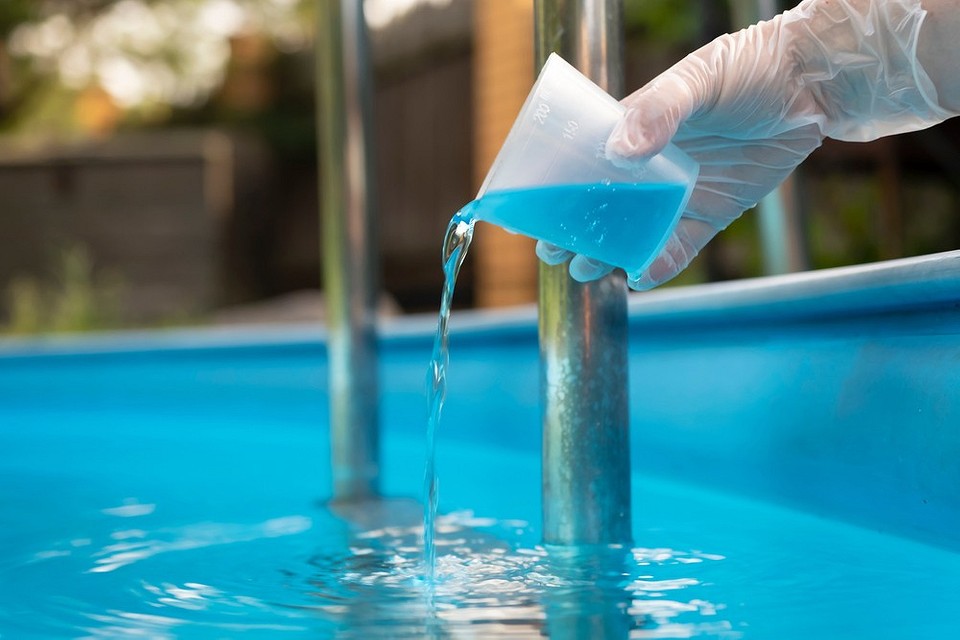 Что добавить в бассейн, чтобы вода не зеленела: эффективные средства6