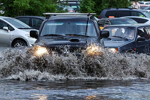 Десяток авто в Москве ушел под воду