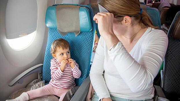 Как успокоить плачущего ребенка в самолете