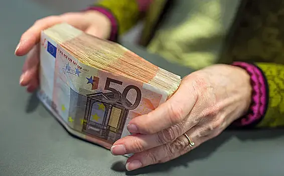 Желающим срочно купить доллары и евро дали совет