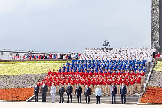 Флаг России торжественно подняли у Музея Победы на Поклонной горе