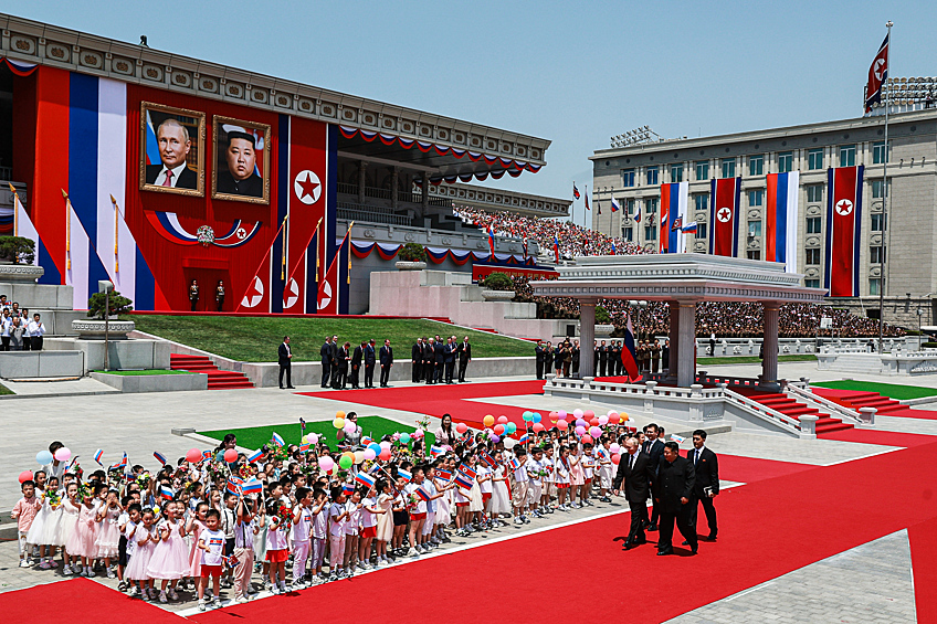 резидент РФ Владимир Путин и председатель государственных дел Корейской Народно-Демократической Республики Ким Чен Ын во время церемонии официальной встречи на площади Ким Ир Сена в Пхеньяне