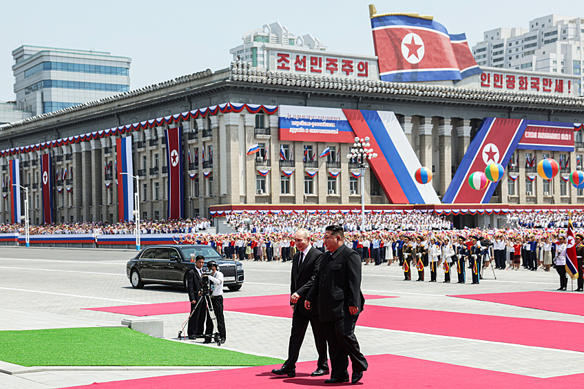 резидент РФ Владимир Путин и председатель государственных дел Корейской Народно-Демократической Республики Ким Чен Ын во время церемонии официальной встречи на площади Ким Ир Сена в Пхеньяне