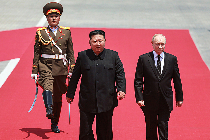 Президент РФ Владимир Путин и председатель государственных дел Корейской Народно-Демократической Республики Ким Чен Ын во время церемонии официальной встречи на площади Ким Ир Сена в Пхеньяне
