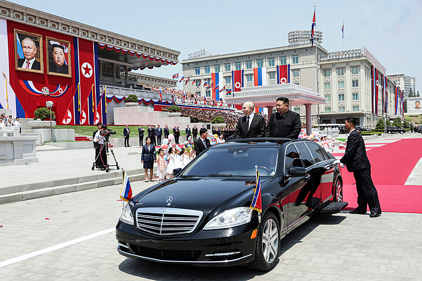 Президент РФ Владимир Путин и председатель государственных дел Корейской Народно-Демократической Республики Ким Чен Ын во время церемонии официальной встречи на площади Ким Ир Сена в Пхеньяне