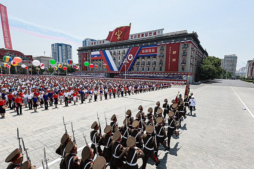 Церемония официальной встречи президента РФ Владимира Путина и председателя государственных дел Корейской Народно-Демократической Республики Ким Чен Ына на площади Ким Ир Сена в Пхеньяне