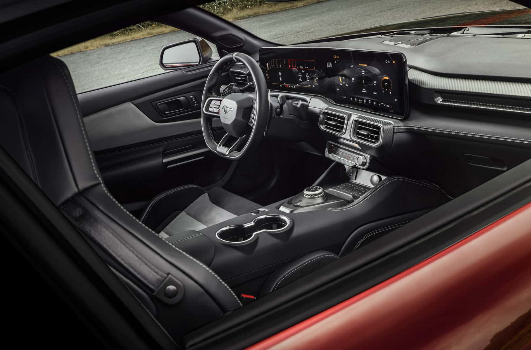 Ford раскрыл салон, оснащение и цену самого хардкорного Mustang GTD1