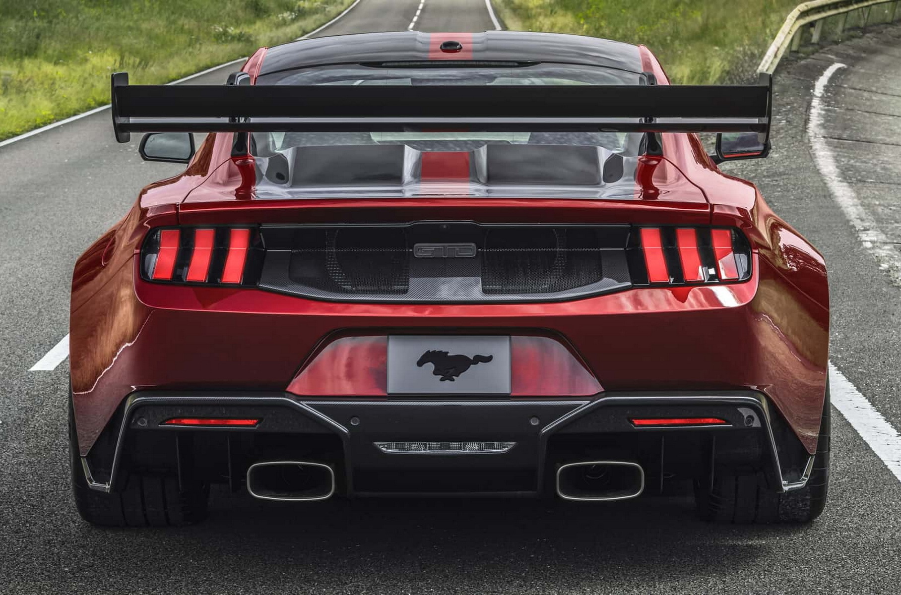 Ford раскрыл салон, оснащение и цену самого хардкорного Mustang GTD10