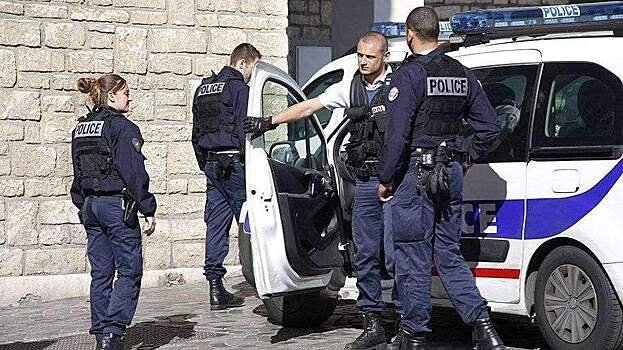 Французская полиция задержала трех молдаван за граффити с гробами