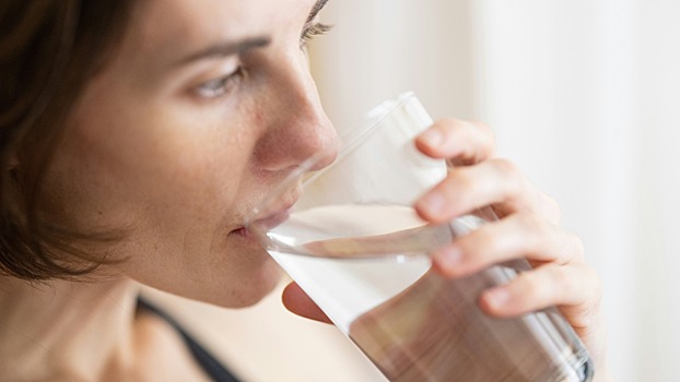 Гастроэнтеролог предупредил о последствиях привычки запивать еду водой